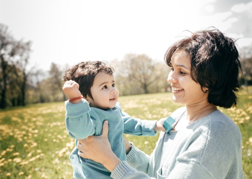 Mẹ và bé ra ngoài chơi. Nguồn ảnh: Canva