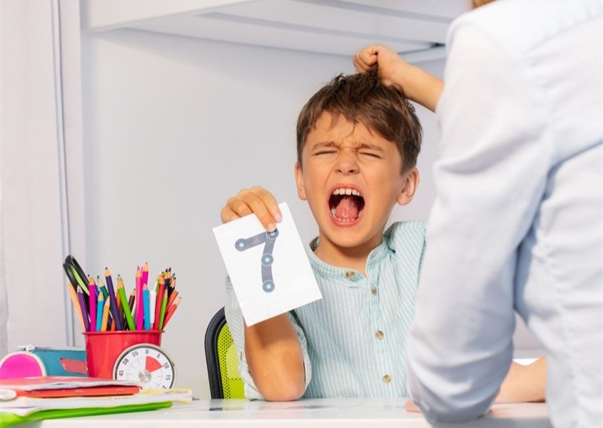 Hiểu được cảm xúc của chúng và phản ứng phù hợp là một phần quan trọng trong quá trình phát triển nhận thức của con bạn. Nguồn: Canva