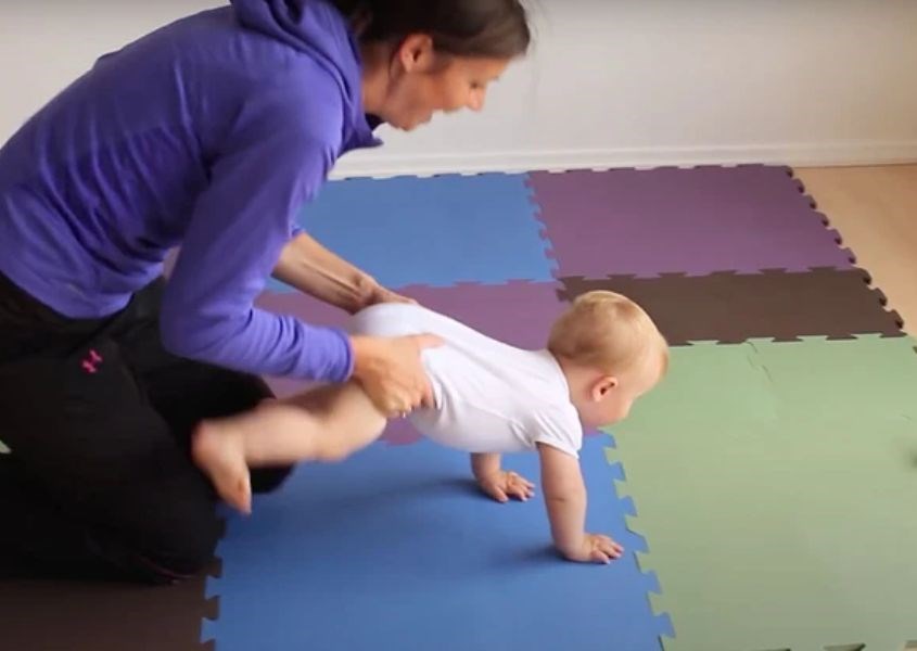 Hầu hết các bé đều thích bài tập này. Nguồn: Baby Exercises & Activities App/YouTube Hầu hết các bé đều thích bài tập này. Nguồn: Baby Exercises & Activities App/YouTube