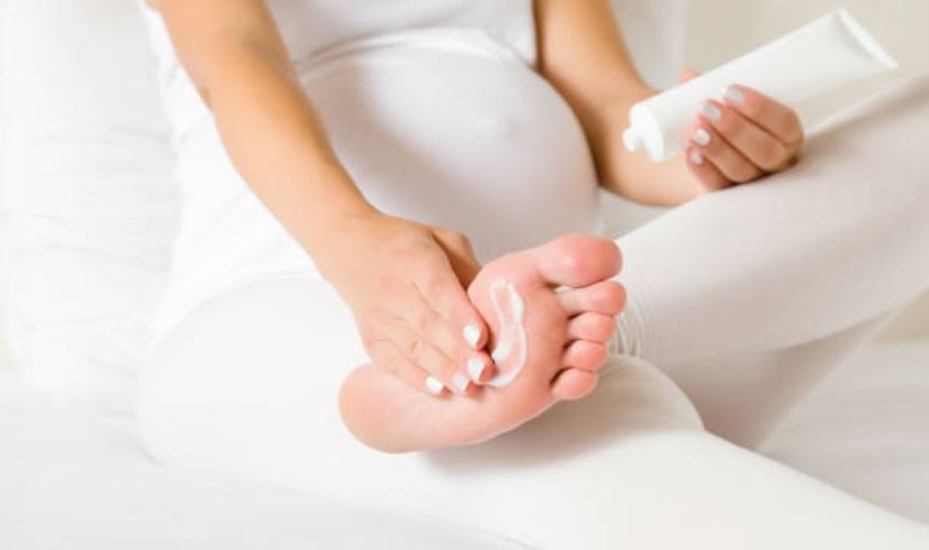 Mẹ bầu có thể sử dụng các loại kem dưỡng ẩm để giảm bớt tình trạng ngứa ngáy ở chân. Nguồn: iStock