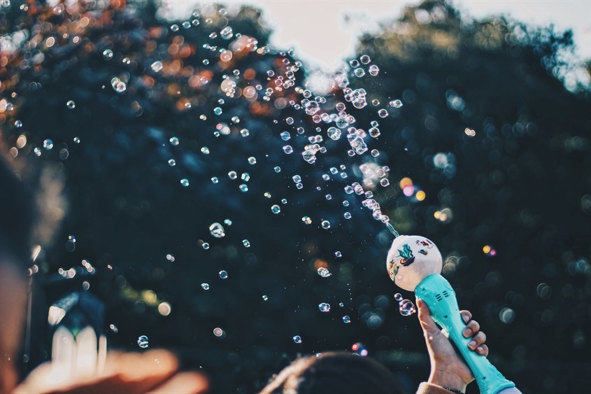 Trẻ rất thích bong bóng xà phòng nhiều màu sắc. Nguồn hình Unsplash Trẻ rất thích bong bóng xà phòng nhiều màu sắc. Nguồn hình Unsplash