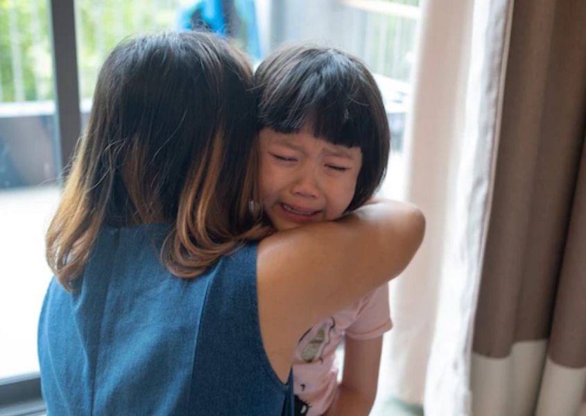 Khi trẻ gây hấn thay vì la mắng, cha mẹ hãy bình tĩnh. Nguồn từ freepik