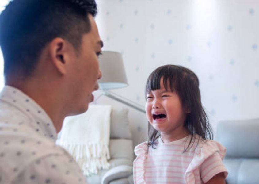 Cha mẹ hãy đặt cho trẻ giới hạn để kiềm chế được cảm xúc nóng giận, hung hăng. Nguồn từ istockphoto