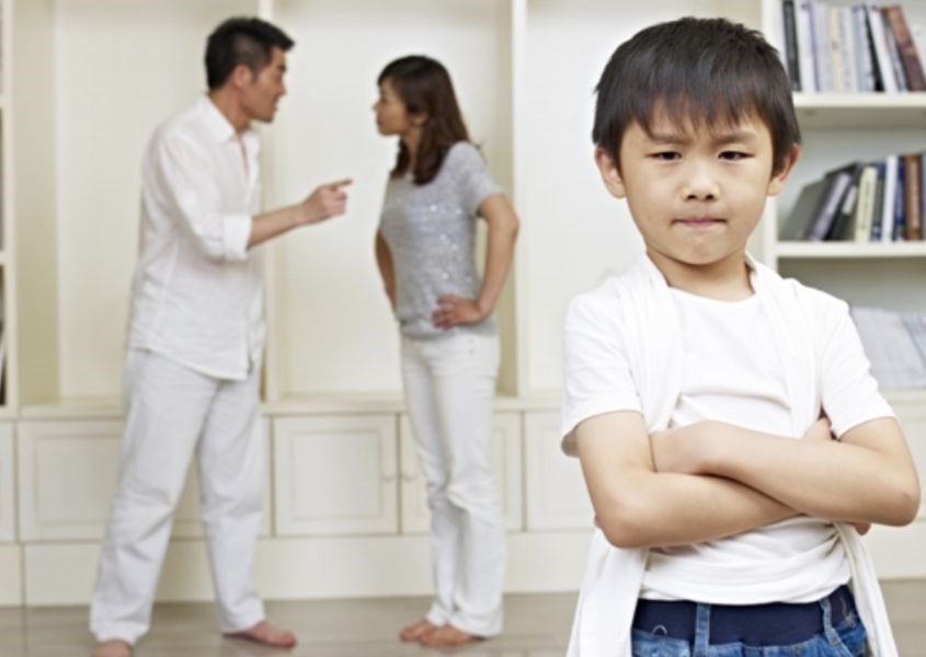 Cha mẹ không nên gây hấn và cãi nhau vì điều này có thể ảnh hưởng đến tính hung hăng của trẻ mới biết đi.