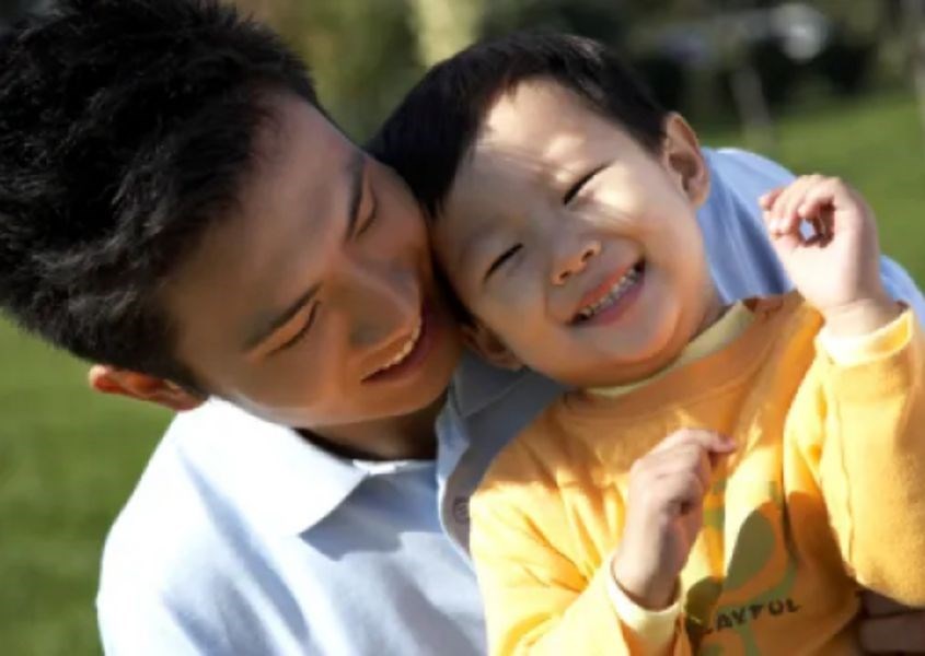 Cha mẹ hãy nói rõ với trẻ trước khi sự kiện được diễn ra. Nguồn từ i0.wp