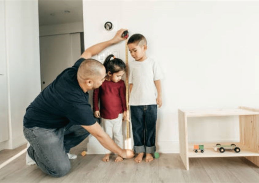 Cách bậc phụ huynh chỉ dạy cho trẻ cách đo lường. Nguồn từ istockphoto