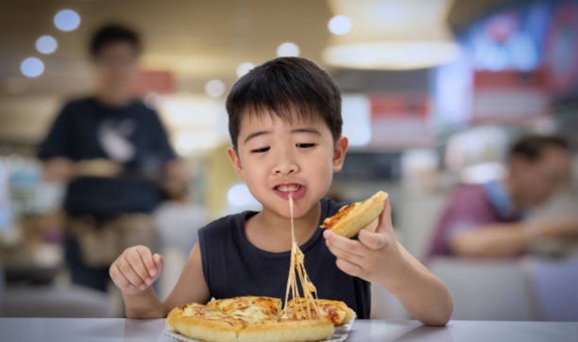 Bạn có thể lên kế hoạch cho chuyến đi chơi sau giờ học, chẳng hạn như đưa con đi ăn pizza. Nguồn: iStock Bạn có thể lên kế hoạch cho chuyến đi chơi sau giờ học, chẳng hạn như đưa con đi ăn pizza. Nguồn: iStock