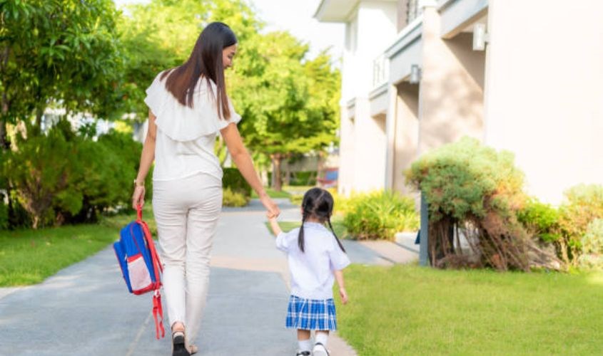 Khi chào tạm biệt, hãy nói với trẻ rằng bạn sẽ đón bé sớm. Nguồn: iStock Khi chào tạm biệt, hãy nói với trẻ rằng bạn sẽ đón bé sớm. Nguồn: iStock