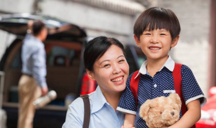 Bạn có thể cho con mang theo thú bông yêu thích đến lớp. Nguồn: iStock Bạn có thể cho con mang theo thú bông yêu thích đến lớp. Nguồn: iStock