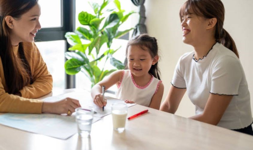 Bạn có thể nhờ đến sự giúp đỡ của người trông trẻ. Nguồn: iStock Bạn có thể nhờ đến sự giúp đỡ của người trông trẻ. Nguồn: iStock