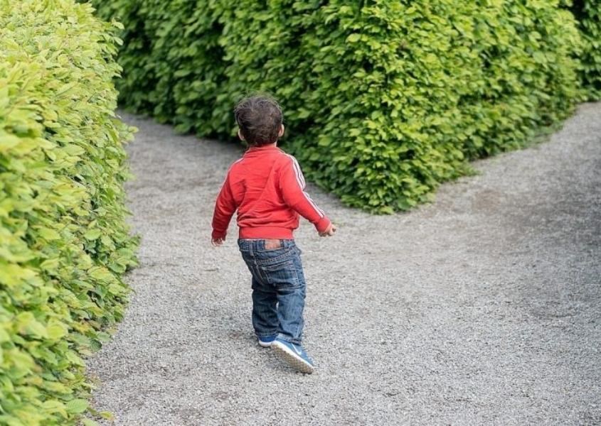 Trẻ tự ý ra ngoài mà không xin phép cha mẹ. Nguồn từ amazonaws