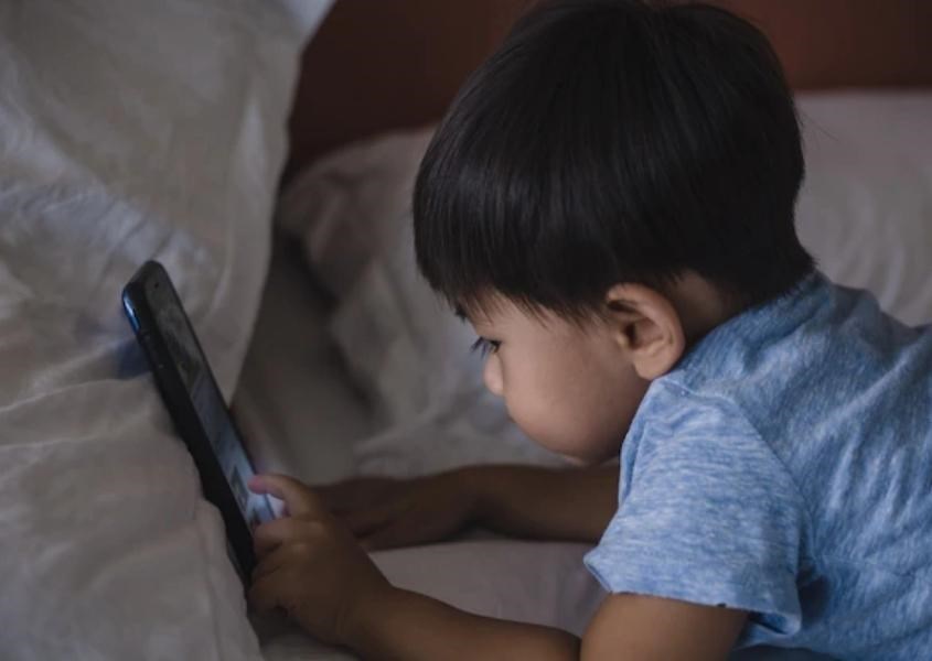 Trẻ nói dối cha mẹ thời gian sử dụng thiết bị điện tử. Nguồn từ freepik