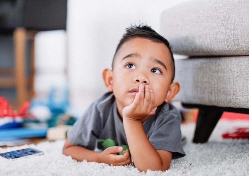 Trẻ giả vờ không nghe thấy lời cha mẹ gọi mình. Nguồn từ mother