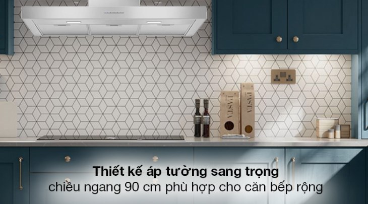 Máy hút mùi áp tường Smeg KBT900XE (536.84.493) có thiết kế áp tường gọn gàng, chiều ngang máy 90cm bố trí hoàn hảo cho các gian bếp rộng