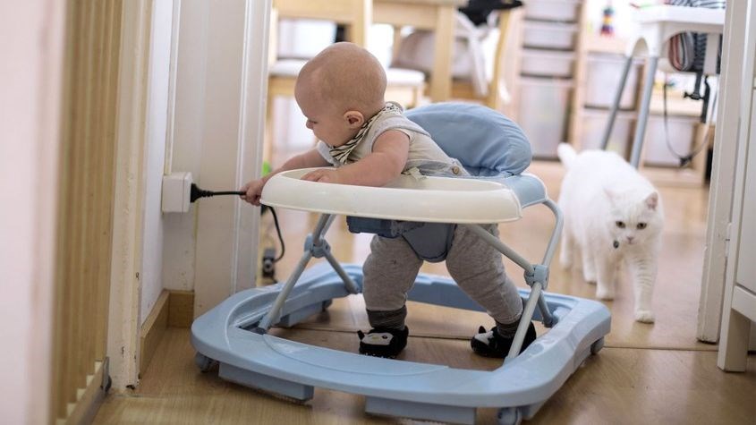 Để bé tránh xa cầu thang và những nơi nguy hiểm như ổ điện