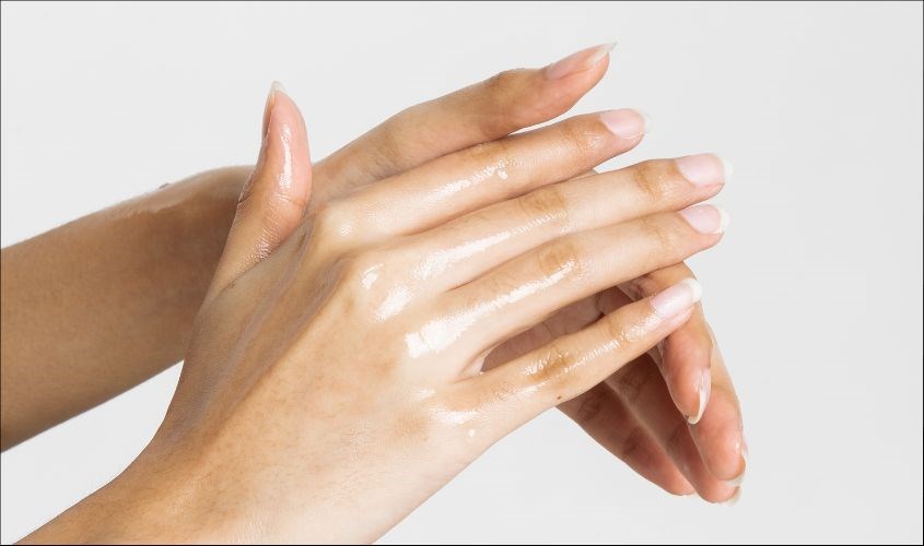 Tay còn ẩm ướt không nên sử dụng dung dịch rửa tay khô