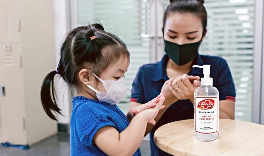 Không đưa trực tiếp nước rửa tay lên mắt và miệng ngay sau khi rửa