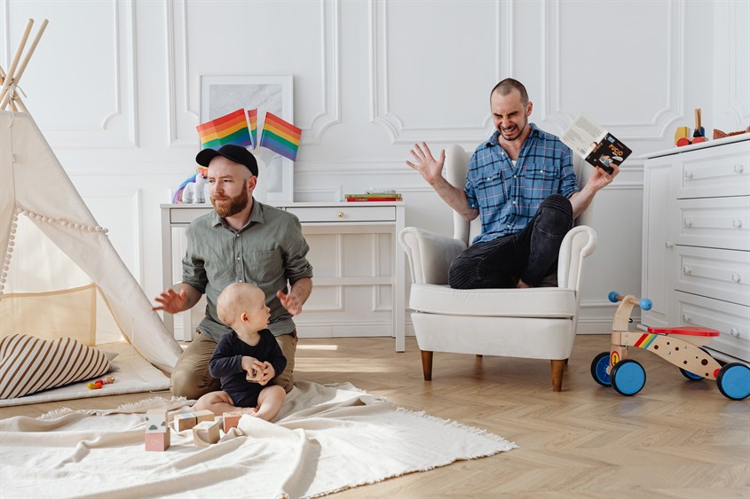 Cho trẻ chơi với nhiều đồ vật để trẻ học cách cầm nắm. Nguồn hình Pexels