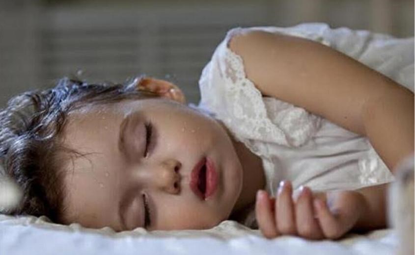 Nếu bé đang chảy mồ hôi thì nhiệt kế có thể hiển thị kết quả không chính xác