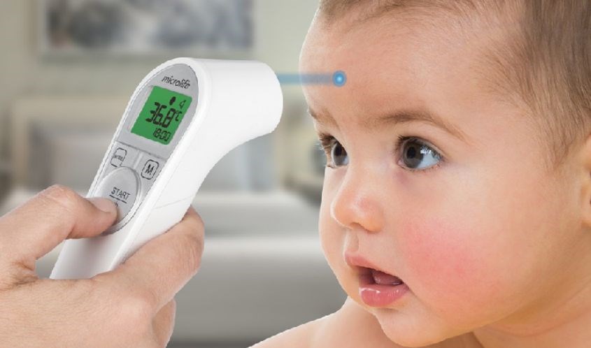 Chỉ cần hướng nhiệt kế hồng ngoại về vật cần đo rồi bấm nút để đo nhiệt độ 