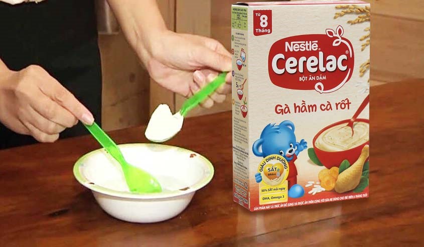 Cho 50g bột ăn dặm Nestle Cerelac vào chén Cho 50g bột ăn dặm Nestle Cerelac vào chén