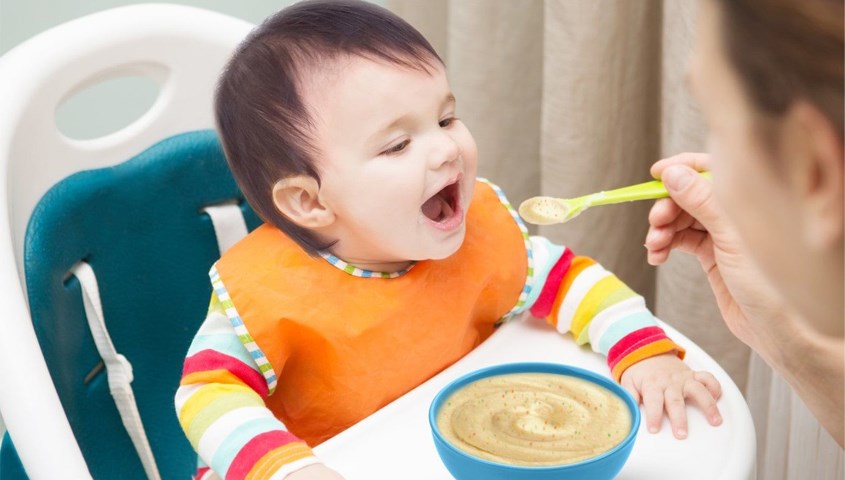 Sau khi bột còn ấm thì bắt đầu cho bé ăn Khi nhiệt độ bột còn vừa đủ ấm thì bắt đầu cho bé ăn