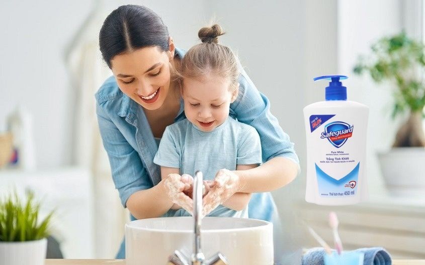 Vệ sinh tay bằng Nước rửa tay Safeguard Trắng Tinh Khiết chai 450 ml Vệ sinh tay bằng Nước rửa tay Safeguard Trắng Tinh Khiết chai 450 ml