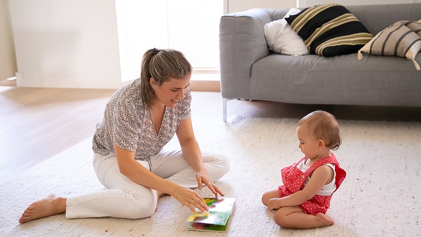 Kể chuyện cho trẻ nghe cũng là một cách giúp phát triển ngôn ngữ.