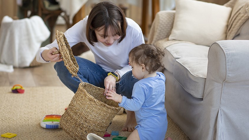 Bạn nên sử dụng cử chỉ phù hợp khi giao tiếp hàng ngày với trẻ nhỏ.