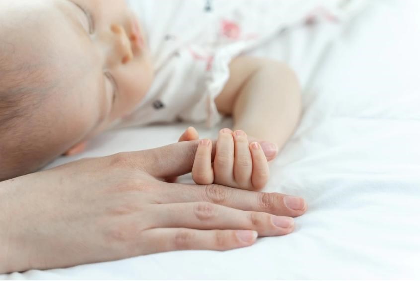 Tay chân em bé lạnh là chuyện bình thường (Ảnh: Freepik)