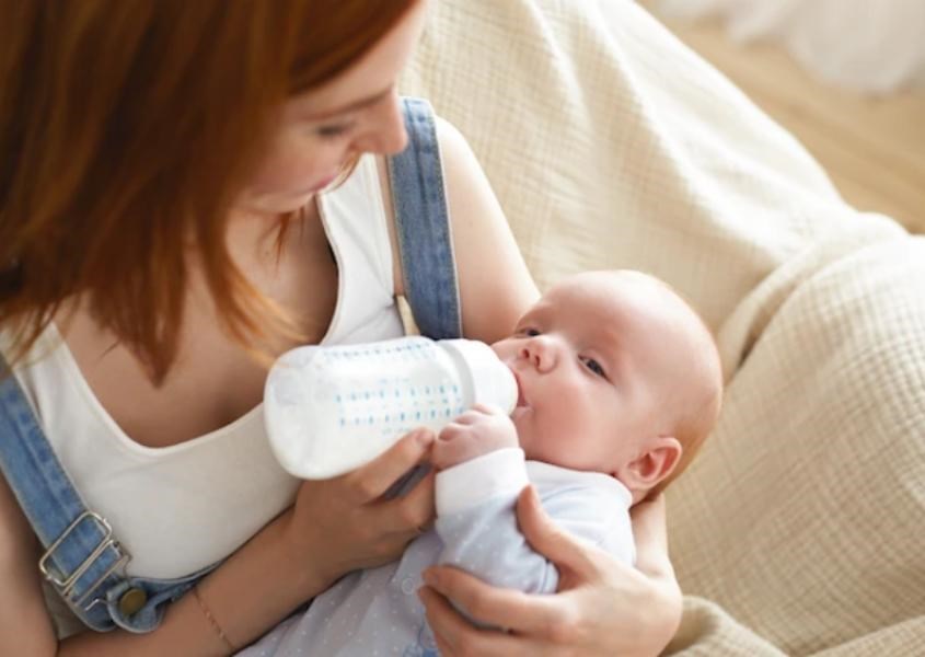 Khi cho bé bú bằng sữa bình, cha mẹ nên nâng người của bé lên khoảng từ 30 - 40 độ là phù hợp (Ảnh: Freepik) Khi cho bé bú bằng sữa bình, cha mẹ nên nâng người của bé lên khoảng từ 30 - 40 độ là phù hợp (Ảnh: Freepik)