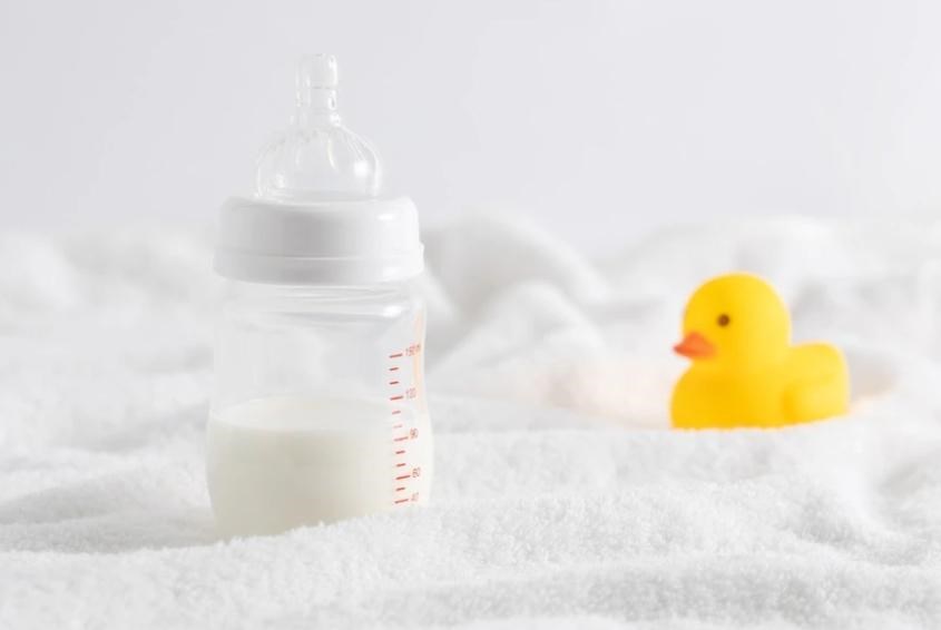 Đối với các bé từ 4 tháng tuổi, sẽ cần bổ sung thêm sắt cho quá trình tạo máu (Ảnh: Freepik) Đối với các bé từ 4 tháng tuổi, sẽ cần bổ sung thêm sắt cho quá trình tạo máu (Ảnh: Freepik)