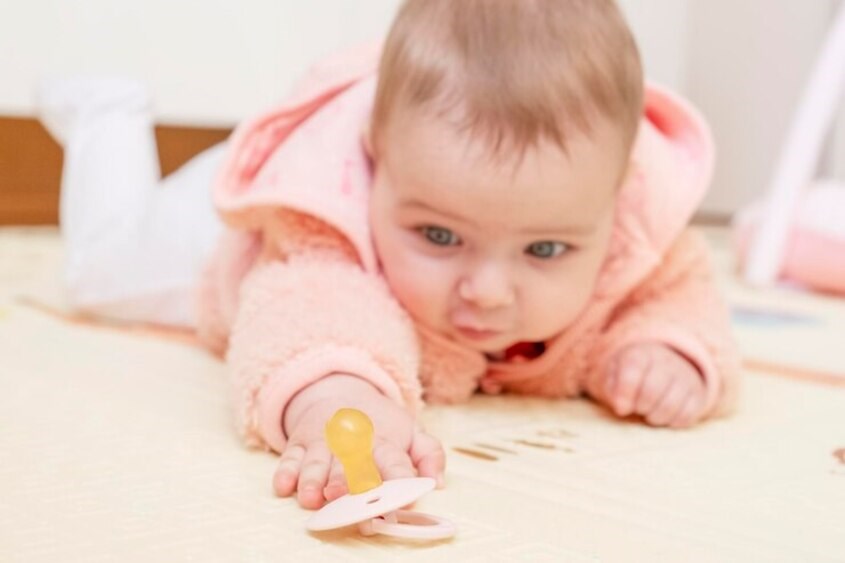 Ba mẹ nên giải quyết các nhu cầu của trẻ trước khi đưa núm vú giả cho trẻ ngậm. Ảnh: freepik