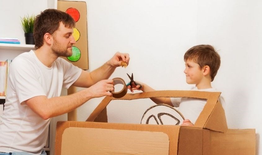 Bố mẹ chơi đồ chơi tự sáng tạo ra cùng con