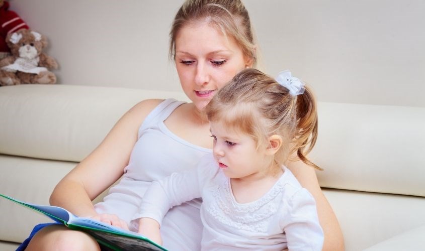 Ba mẹ nên thường xuyên đọc truyện cho bé nghe