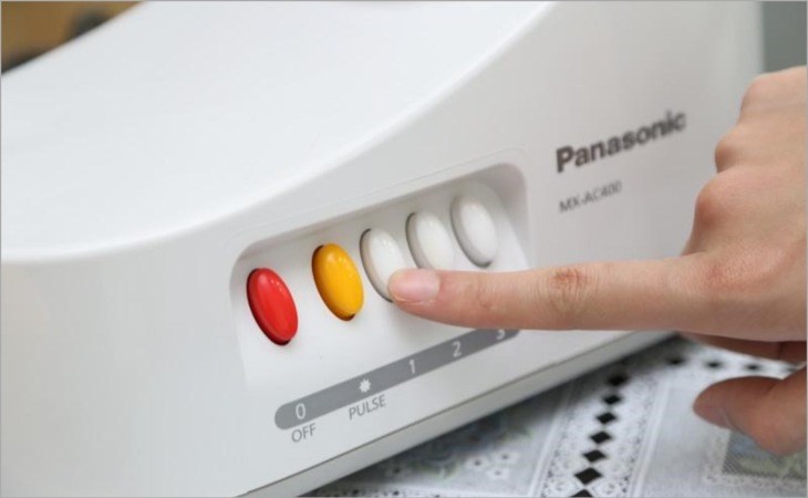 Máy xay sinh tố đa năng Panasonic MX-AC400WRA được trang bị bảng điều khiển bằng phím bấm cho thao tác sử dụng đơn giản, dễ dàng