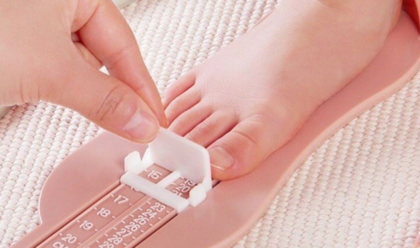 Chọn size giày phù hợp với chân của bé