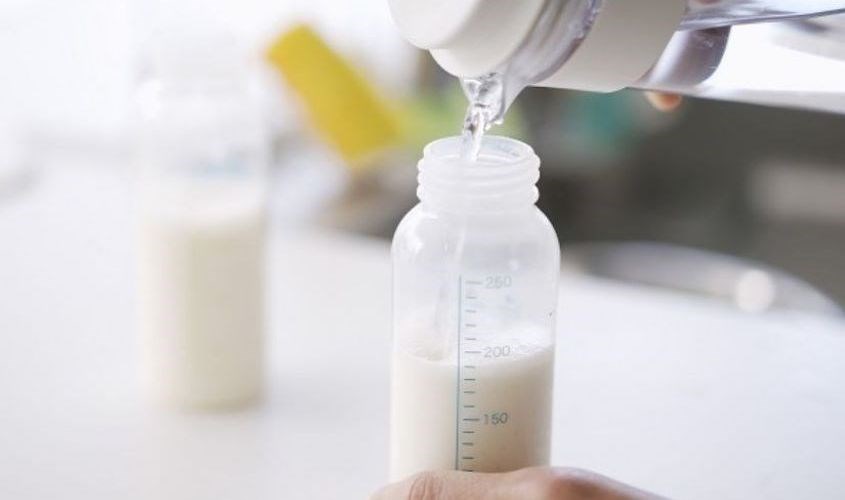 Dùng nước sôi để nguội ở khoảng 37 độ C để pha sữa Similac Neosure