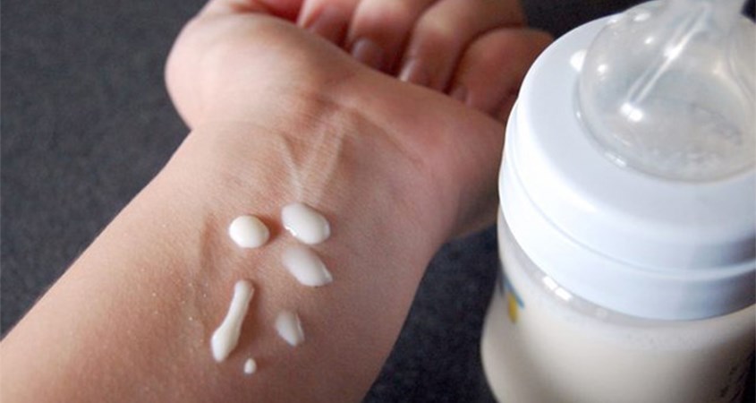 Kiểm tra nhiệt độ sữa phù hợp cho bé uống