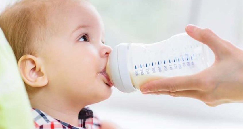 Nên cho bé uống sữa ngay khi pha xong