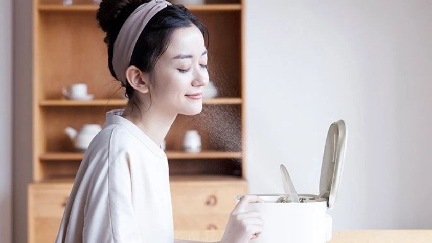 Dùng máy xông hơi mặt hỗ trợ chống lại các dấu hiệu lão hóa