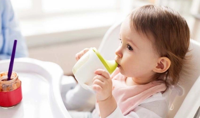 Có nên cho bé sử dụng bình tập uống không?