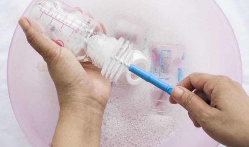 Phải vệ sinh bình tập uống nước thật kĩ 