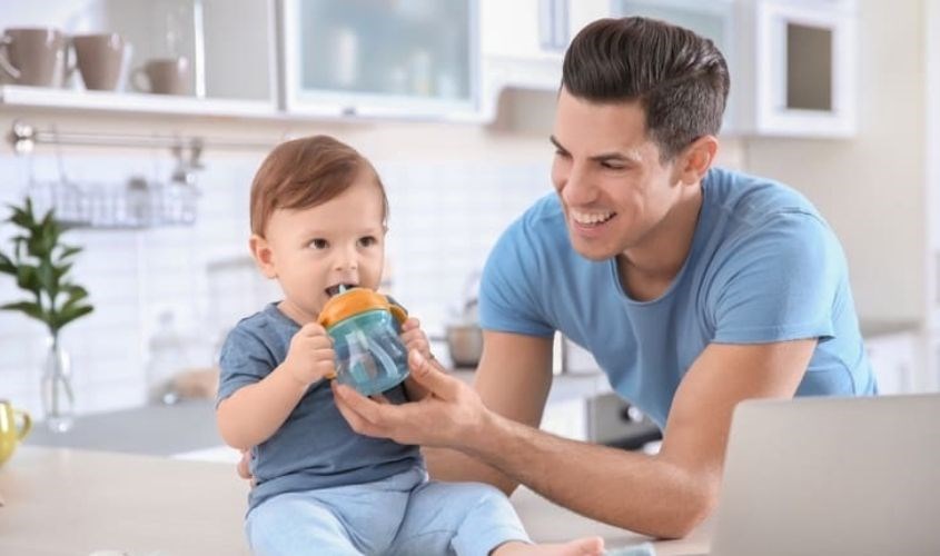 Động viên, khích lệ và đồng hành cùng bé khi bé tập sử dùng bình tập uống nước