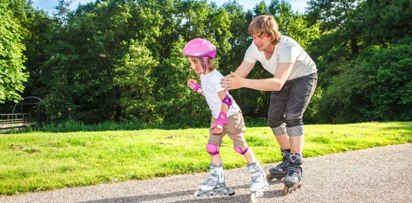 Trẻ em từ 6 đến 10 tuổi đi patin vẫn cần sự hỗ trợ của người lớn