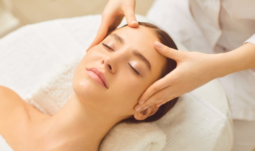 Massage mặt giúp giảm căng thẳng và mệt mỏi