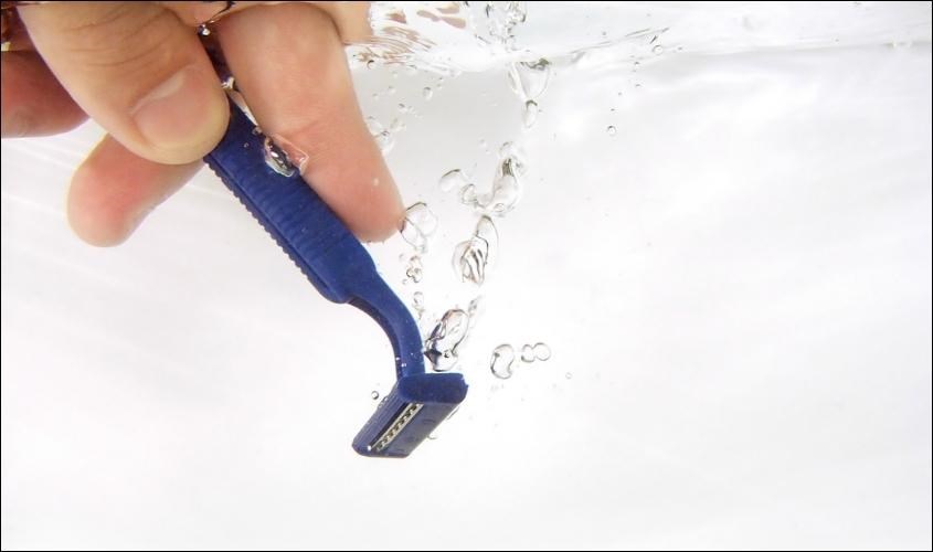 Vệ sinh dao cạo trước và sau khi cạo