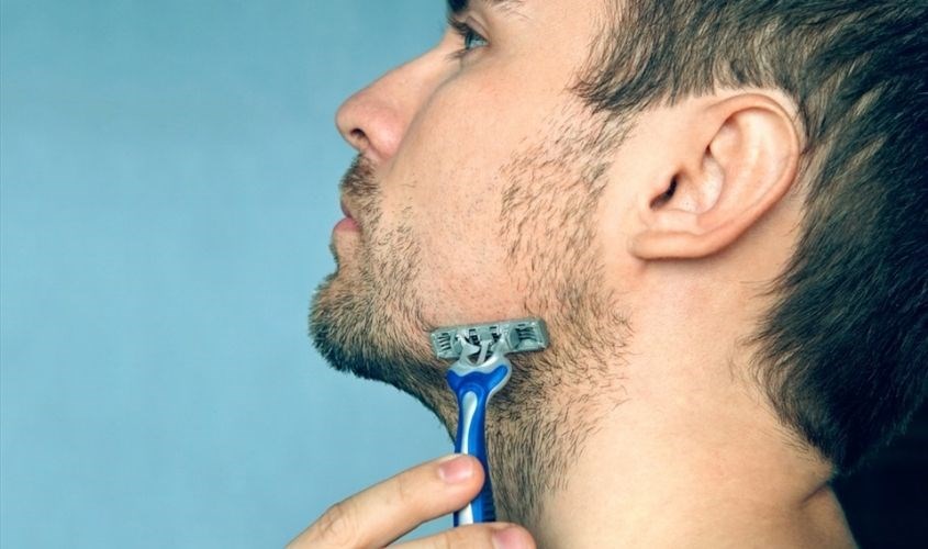 Cạo râu khô khiến da bị tổn thương và dễ mọc mụn hơn