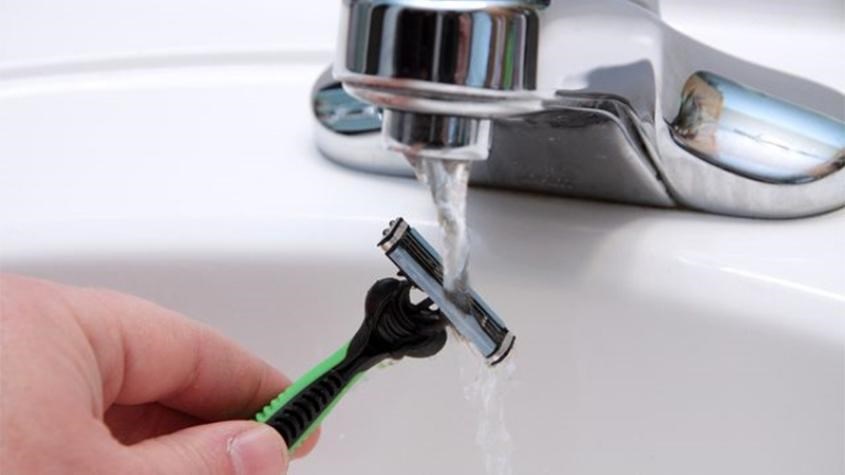 Không vệ sinh dao cạo dẫn đến bị mụn