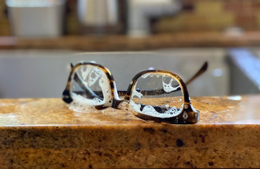 Rửa kính bằng xà phòng và để khô tự nhiên